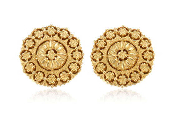 NO RESERVE | TWO PAIRS OF GOLD BUCCELLATI CUFFLINKS AND DRESS SET - photo 4