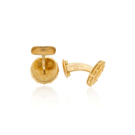 NO RESERVE | TWO PAIRS OF GOLD BUCCELLATI CUFFLINKS AND DRESS SET - фото 5