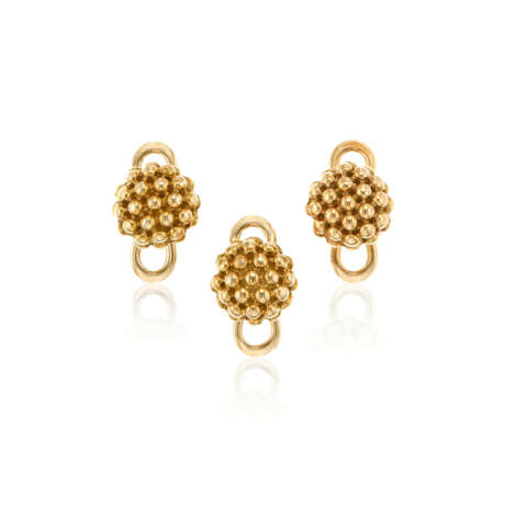 NO RESERVE | TWO PAIRS OF GOLD BUCCELLATI CUFFLINKS AND DRESS SET - photo 8