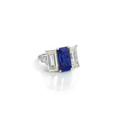 SAPPHIRE AND DIAMOND RING