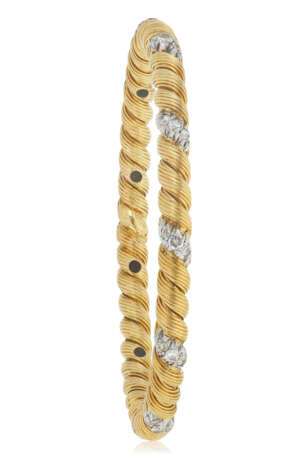 VAN CLEEF & ARPELS SET OF THREE DIAMOND AND GOLD BANGLE BRACELETS - фото 5