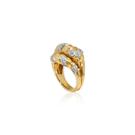 VAN CLEEF & ARPELS DIAMOND AND GOLD RING - photo 4
