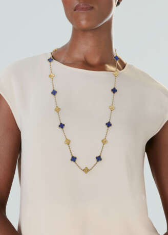 VAN CLEEF & ARPELS LAPIS LAZULI AND GOLD 'VINTAGE ALHAMBRA' NECKLACE - Foto 2