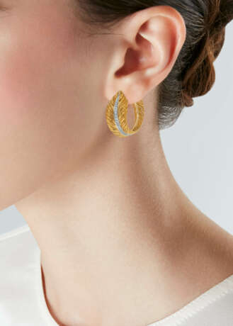 NO RESERVE | VERDURA GOLD AND DIAMOND 'FEATHER HOOP' EARRINGS - photo 2