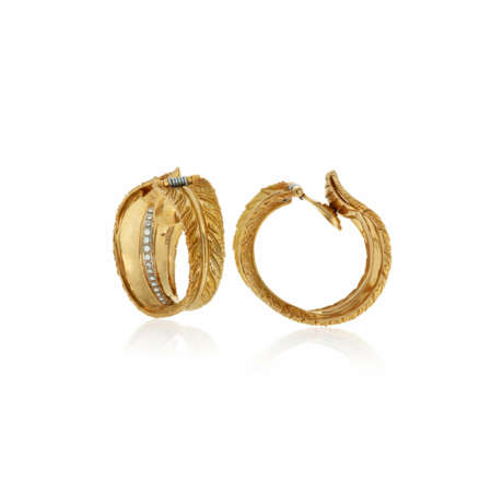 NO RESERVE | VERDURA GOLD AND DIAMOND 'FEATHER HOOP' EARRINGS - photo 3