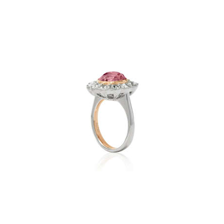 COLORED SAPPHIRE AND DIAMOND RING - photo 9