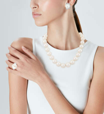 NO RESERVE | SUITE OF CULTURED PEARL AND DIAMOND JEWELRY - Foto 2