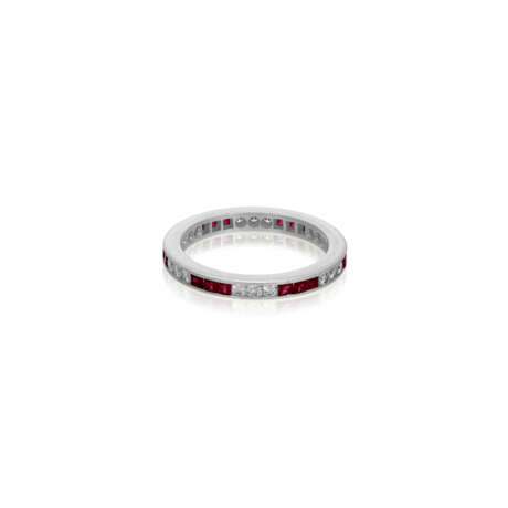 CARTIER DIAMOND RING WITH DIAMOND AND RUBY ETERNITY BANDS - Foto 10