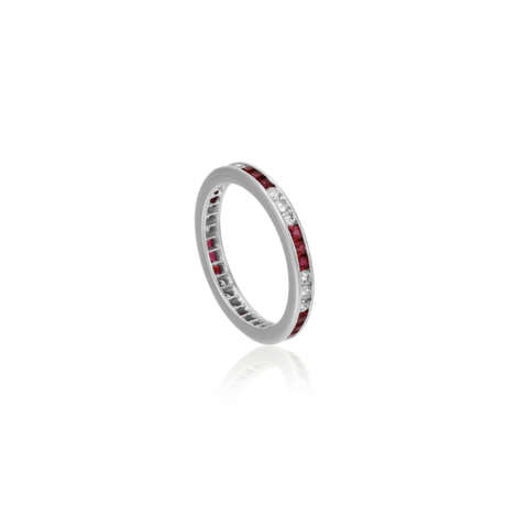 CARTIER DIAMOND RING WITH DIAMOND AND RUBY ETERNITY BANDS - Foto 12