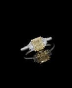 Assael Jewelry. NO RESERVE | ASSAEL COLORED DIAMOND AND DIAMOND RING