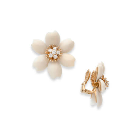 VAN CLEEF & ARPELS ENSEMBLE “ROSE DE NOËL” BROCHE ET BOUCLES D’OREILLES CORAIL BLANC ET DIAMANTS - photo 3