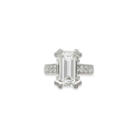 IMPORTANTE BAGUE DIAMANT DE 8.01 CARATS ET DIAMANTS - photo 1