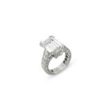 IMPORTANTE BAGUE DIAMANT DE 8.01 CARATS ET DIAMANTS - photo 2