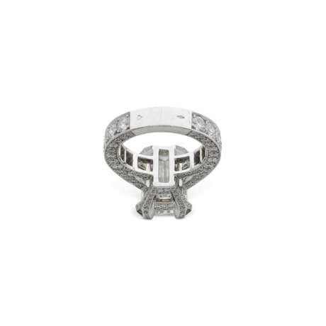 IMPORTANTE BAGUE DIAMANT DE 8.01 CARATS ET DIAMANTS - photo 4