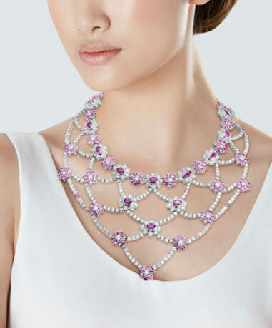 ENSEMBLE COLLIER DRAPERIE ET BOUCLES D'OREILLES SAPHIRS DE COULEUR ET DIAMANTS - photo 10