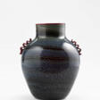 Dark amethyst blown glass morise vase with silver leaf and metal oxide application in shades of blue-gray - Auktionsarchiv