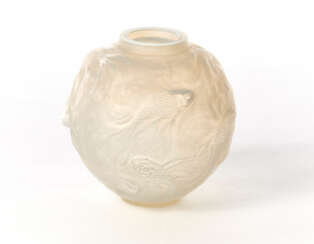 Globular vase model "Formose"