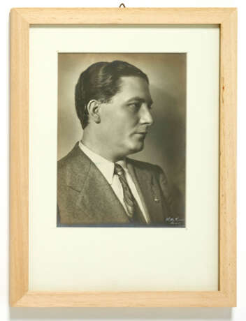 Lot of a portrait of the architect Luigi Moretti, combined with a portrait of author and unknown subject - Foto 2