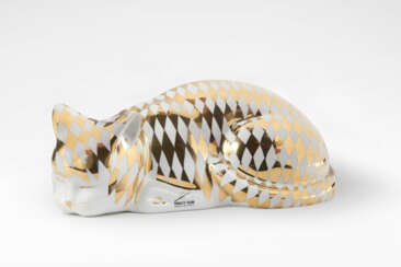 Gatto | Cast-formed ceramic sculpture, glazed with golden rhombuses on a white background
