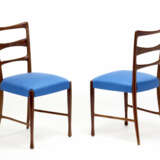 Pair of chairs with crossbar carved with bundles of acanthus leaves and upholstered seat - фото 1