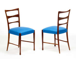 Pair of chairs with crossbar carved with bundles of acanthus leaves and upholstered seat