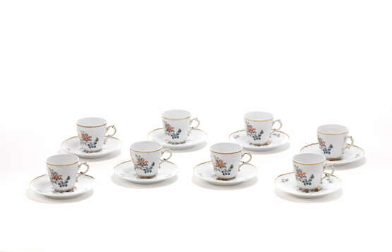 Coffee service consisting of eight cups with saucers, in polychrome painted porcelain with floral motifs - Foto 1