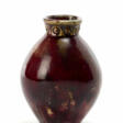 Glazed ceramic vase with red, green and beige drippings - Auktionsarchiv