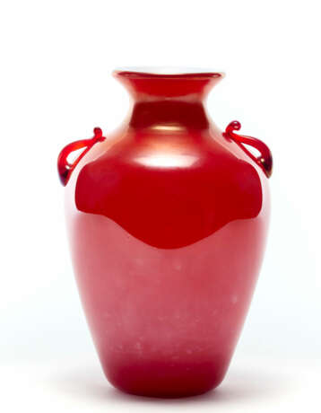 Lattimo and ruby red iridescent on the external surface blown glass vase, with transparent red glass hot-applied handles - Foto 2