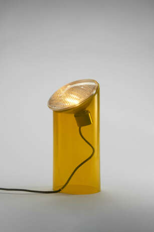 Table lamp with yellow glass base - фото 1