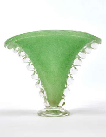(Attributed) | Green pulegoso blown glass vase with colorless solid glass applications | - фото 1