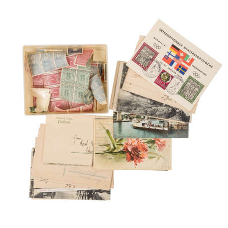 Interessantes Konvolut mit 29 Postkarten beinhaltet u.a. Lithos sowie eine kleine Kiste mit Gebührenmarken. - Foto 1