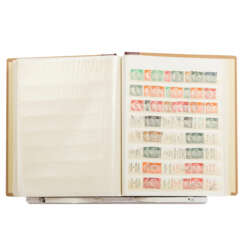 Deutsches Reich 1933-45 O Einsteckbuch mit gestempelten Marken und Blockausgaben ab MiNr. 479. Eine kleine Anzahl an Marken sind gefalzt. Die Sammlung ist nicht komplett. Enthält einen kleinen Anteil an Belegen