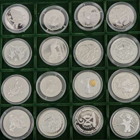 Fussball-Weltmeisterschaft Silbergedenkmünzen - 24 x Silbergedenkmünzen zum Thema "Fussball WM". Erhalt stets unterschiedlich - фото 3