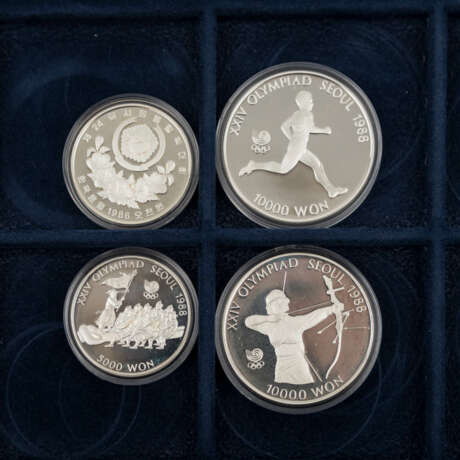 Olympische Spiele 1988 - Thematische Zusammenstellung von 21 Silbermünzen - photo 3