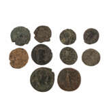 10-teiliges Konvolut antiker Bronzemünzen des Römischen Reiches - dabei u.a. 1 x Spätantike - Bronze Mitte 4.Jh.n.Chr - photo 1