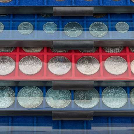 Konvolut Münzen in Tableaus mit Schwerpunkt BRD beinhaltet u.a. BRD /Silber - 68 x 5 DM & 38 x 10 DM - фото 2