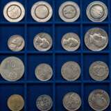 Konvolut Münzen in Tableaus mit Schwerpunkt BRD beinhaltet u.a. BRD /Silber - 68 x 5 DM & 38 x 10 DM - photo 4