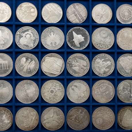 Konvolut Münzen in Tableaus mit Schwerpunkt BRD beinhaltet u.a. BRD /Silber - 68 x 5 DM & 38 x 10 DM - photo 6