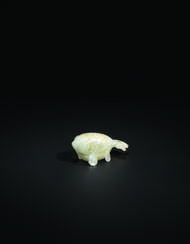 A FINELY-CARVED WHITE AND RUSSET JADE &#39;GOLDFISH&#39; BOX AND COVER