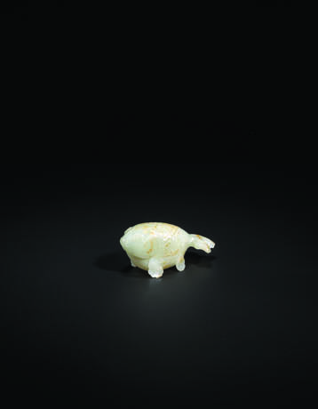 A FINELY-CARVED WHITE AND RUSSET JADE `GOLDFISH` BOX AND COVER - фото 1