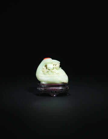 A FINELY-CARVED WHITE JADE `CRANE AND PEACH` BOX AND COVER - photo 1