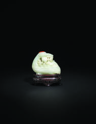 A FINELY-CARVED WHITE JADE &#39;CRANE AND PEACH&#39; BOX AND COVER