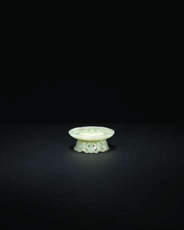 A WHITE JADE `LOTUS` STAND - photo 1