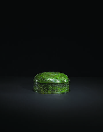 A MUGHAL SPINACH-GREEN JADE OVAL BOX AND COVER - photo 1