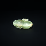 A WHITE AND RUSSET JADE DOUBLE GOURD-FORM `TWIN BATS` WASHER - photo 1