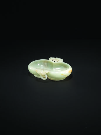 A WHITE AND RUSSET JADE DOUBLE GOURD-FORM `TWIN BATS` WASHER - photo 1