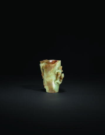 A PALE GREYISH-GREEN AND RUSSET JADE ARCHAISTIC `CHILONG` CUP - Foto 1