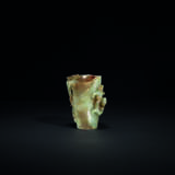 A PALE GREYISH-GREEN AND RUSSET JADE ARCHAISTIC `CHILONG` CUP - Foto 1