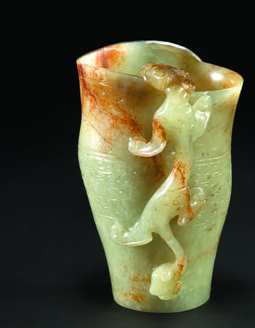 A PALE GREYISH-GREEN AND RUSSET JADE ARCHAISTIC `CHILONG` CUP - Foto 2