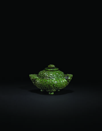 A SPINACH-GREEN JADE TRIPOD CENSER AND COVER - фото 1